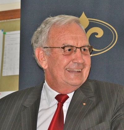 Minister van landbou lê tuig neer